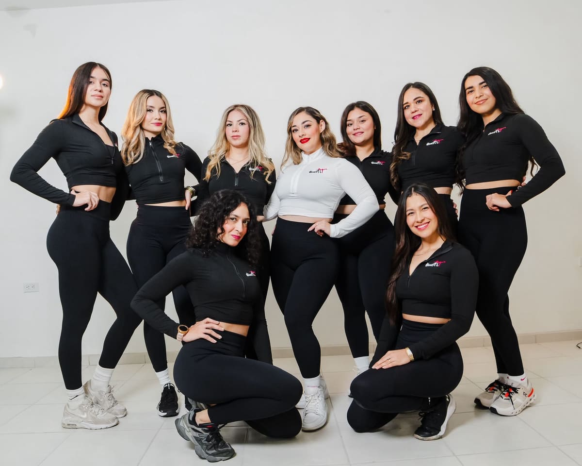 Las nueve coaches de Moms Fit con su uniforme negro; la del centro, de blanco