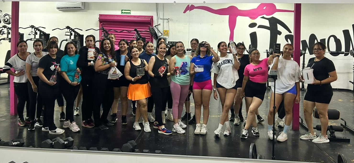 Alumnas de Moms Fit juntas frente al espejo del gym