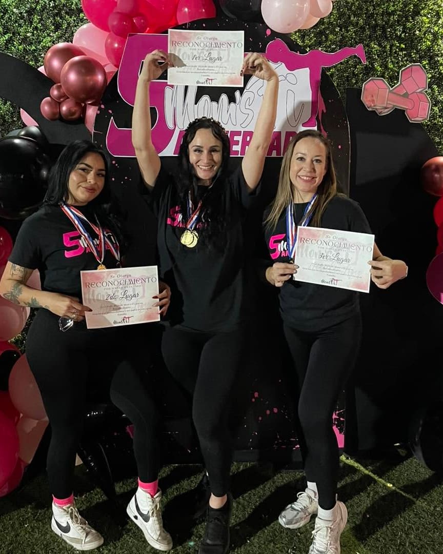 Tres alumnas con medalla y reconocimiento de primer, segundo y tercer lugar en el aniversario