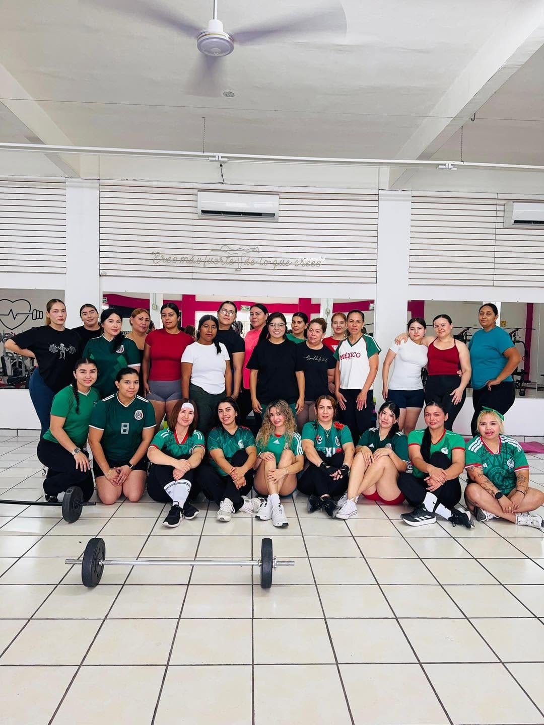 Alumnas de Moms Fit bajo el neón «Eres más fuerte de lo que crees»